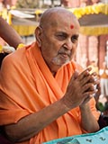  Swamishri greets devotees with 'Jai Swaminarayan'