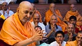  Swamishri greets devotees with 'Jai Swaminarayan'