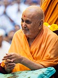  Swamishri greets devotees with 'Jai Swaminarayan'