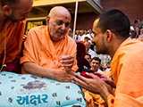 Swamishri sanctifies flowers for students