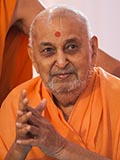  Swamishri greets devotees with 'Jai Swaminarayan'