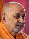  Swamishri greets devotees with 'Jai Swaminarayan'