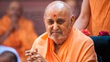  Swamishri greets devotees with 'Jai Swaminarayan'