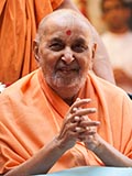  Swamishri greets devotees with 'Jai Swaminarayan'
