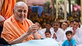  Swamishri greets devotees with 'Jai Swaminarayan'