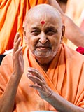 Swamishri blesses students