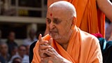  Swamishri blesses students