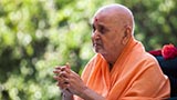  Swamishri greets sadhus with 'Jai Swaminarayan'