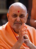  Swamishri greets devotees with 'Jai Swaminarayan'