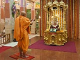 Pujya Tyagvallabh Swami performs Arti of Bhagwan Swaminarayan (abhishek murti)
