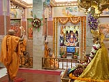 Pujya Tyagvallabh Swami performs arti of Pragat Brahmaswarup Pramukh Swami Maharaj