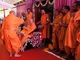  HH Pramukh Swami Maharaj arrives for Thakorji's darshan at 10:10 am