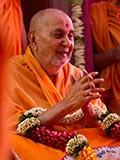  Swamishri greets sadhus with 'Jai Swaminarayan'