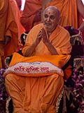  Swamishri greets devotees with 'Jai Swaminarayan'