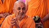  Swamishri greets devotees with 'Jai Swaminarayan'