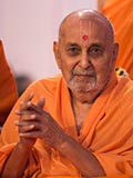  Swamishri greets devotees with 'Jai Swaminarayan'
