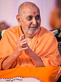  Swamishri greets devotees with 'Jai Swaminarayan'