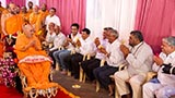  Devotees doing darshan of Swamishri