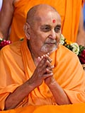  Swamishri greets devotees with 'Jai Swaminarayan'