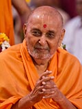  Swamishri greets devotees with 'Jai Swaminarayan'