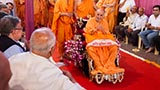  Swamishri greets devotees with 'Jai Swaminarayan'
