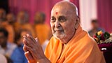  Swamishri greets devotees with 'Jai Swaminarayan'