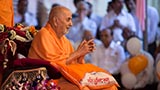  Swamishri greets devotees with 'Jai Swaminarayan'