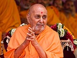  Swamishri greets devotees with 'Jai Swaminarayan'