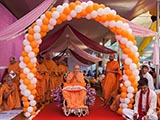  Swamishri greets devotees with 'Jai Swaminarayan'