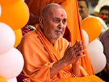  Swamishri greets devotees with 'Jai Swaminarayan'