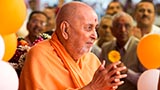  Swamishri greets devotees with 'Jai Swaminarayan'