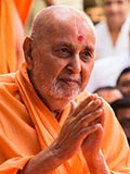  Swamishri greets sadhus with 'Jai Swaminarayan'