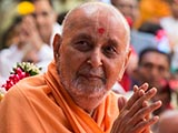  Swamishri greets devotees with 'Jai Swaminarayan'