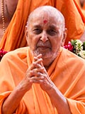  Swamishri greets devotees with 'Jai Swaminarayan'