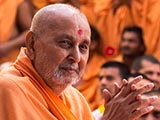  Swamishri greets devotees with 'Jai Swaminarayan'