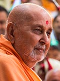  Swamishri greets devotees with 'Jai Swaminarayan'