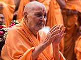  Swamishri greets devotees with 'Jai Swaminarayan'