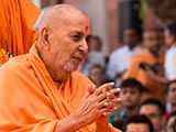  Swamishri greets devotees with 'Jai Swaminarayan'