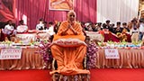  Swamishri greets devotees with 'Jai Swaminarayan'