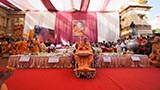  Swamishri greets devotees with 'Jai Swaminarayan'