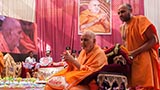  Swamishri greets devotees with 'Jai Swaminarayan'