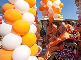  Swamishri releases balloons