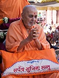  Swamishri greets devotees with 'Jai Swaminarayan'