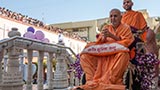  Swamishri greets devotees with 'Jai Swaminarayan'