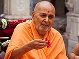  Swamishri showers flower petals on sadhus