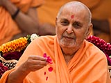  Swamishri showers flower petals on sadhus