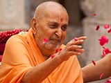  Swamishri showers flower petals on sadhus