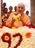  Swamishri holds a ball of flowers
