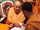 Swamishri sanctifies a sadhu's work