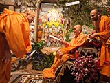  Swamishri sanctifies a small cricket bat